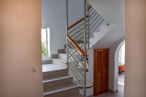 波连萨港Villa Alexia - APARTMENT CORAL - Puerto Pollensa的白色墙壁的房屋内的楼梯