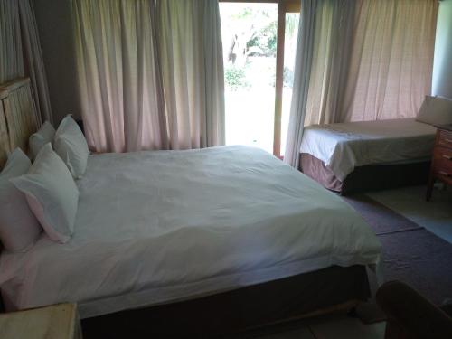 赫卢赫卢韦HLULALA GUEST HOUSE的酒店客房设有床和窗户。