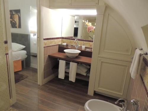 罗马Le Piccole Lune di Monti的一间带水槽和镜子的浴室