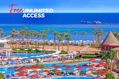 沙姆沙伊赫Pickalbatros Laguna Club Resort Sharm El Sheikh的一个带遮阳伞和海洋的海滩的度假胜地