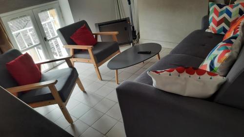 圣艾米隆曼萨尔的酒店的客厅配有两张沙发和一张桌子
