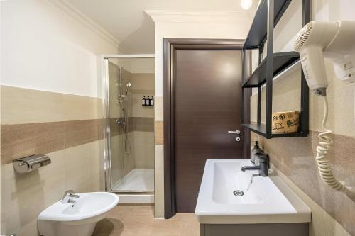 罗马Ghetto BuddyRent的一间带水槽、卫生间和淋浴的浴室