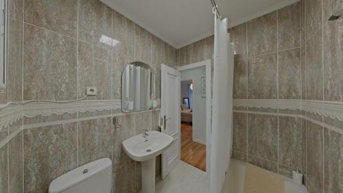 桑托尼亚Casa Angela的一间带水槽和镜子的浴室