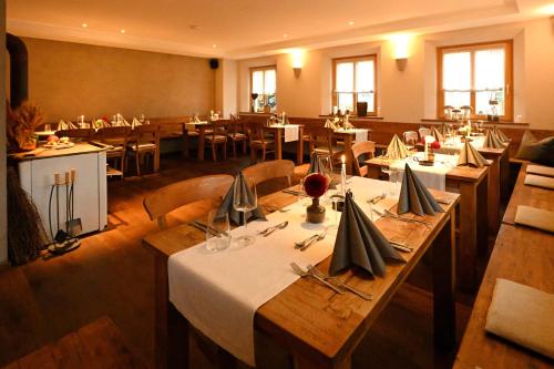 安德希斯Bernhardhof Andechs的一间带木桌和桌椅的餐厅