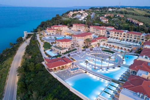 阿菲托斯Cora Hotel & Spa的享有带游泳池的度假村的空中景致