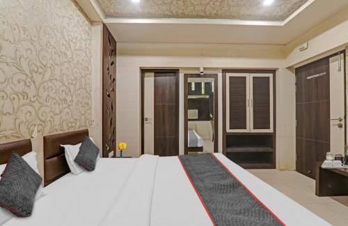 坎普尔Hotel Tirupati Galaxy的卧室配有一张白色大床