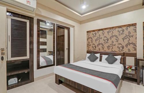 坎普尔Hotel Tirupati Galaxy的一间卧室设有一张床和一个大窗户