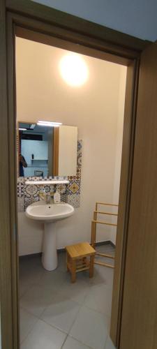 卡布拉斯SU MARINERI的一间带水槽和镜子的浴室