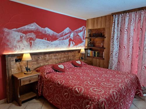 布吕松L'Abreny的一间卧室设有一张床和红色的墙壁