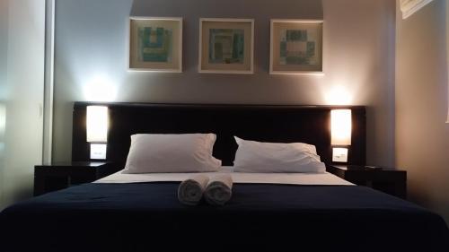 圣保罗M-Flat II Hotel - Vila Olimpia的一间卧室配有一张床,上面有两条毛巾