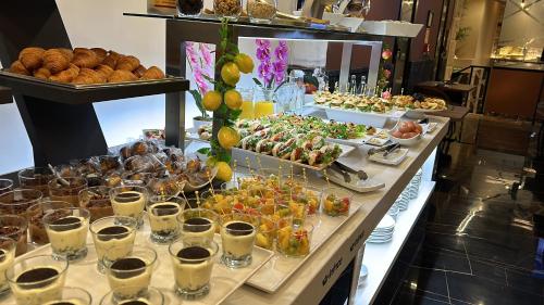 阿利坎特Hotel BH San Francisco Alicante的自助餐,包括多种不同的食物和饮料