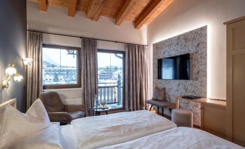 佩尔蒂绍Hotel der Wiesenhof的酒店客房设有一张床和一个阳台。