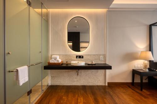 科伦坡Taprobane House的一间带水槽和镜子的浴室