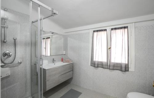 马萨Mercurio 9的带淋浴和盥洗盆的白色浴室
