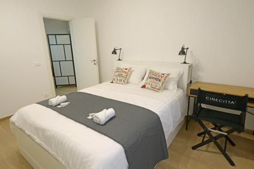 罗马Apartment Cinecittà的一间卧室配有一张床,上面有两条毛巾