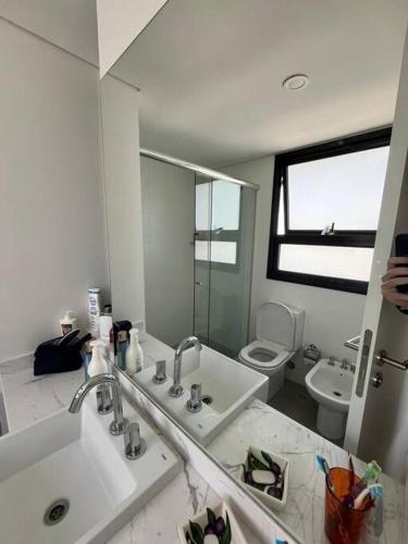 埃斯特角城Alquiler Apto Punta Del Este的白色的浴室设有2个盥洗盆和1个卫生间。