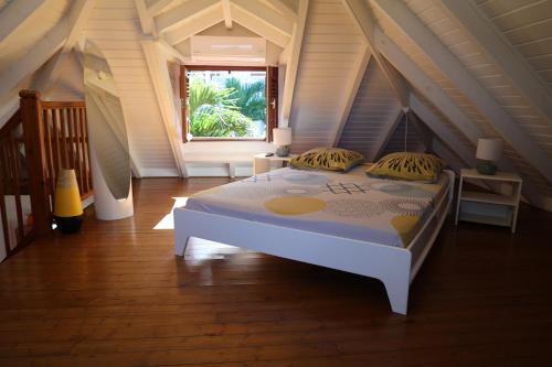 德赛Les bungalows du château d'Ô的阁楼卧室配有白色床