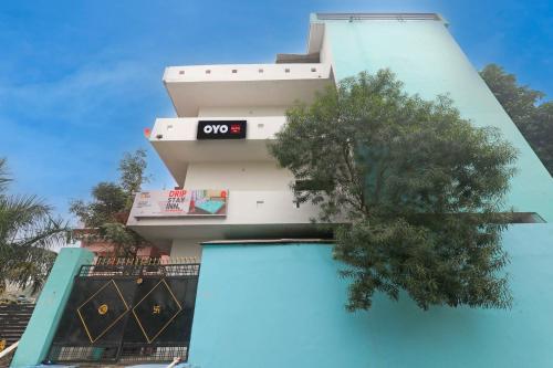 勒克瑙OYO Flagship Dripp Stay Inn的建筑的侧面有时钟