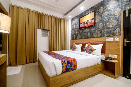 新德里Hotel Ink Haven Near Delhi Airport的卧室配有一张床