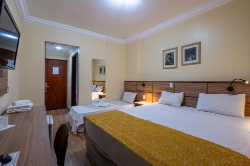 圣若泽杜斯坎普斯圣若泽杜斯坎普斯卡尔顿广场酒店的酒店客房设有两张床和电视。