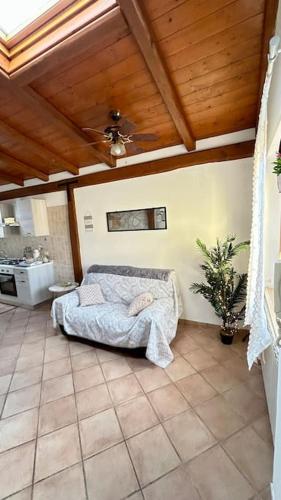 菲乌米奇诺Casa vacanze profumo di mare的一间卧室设有一张床和木制天花板