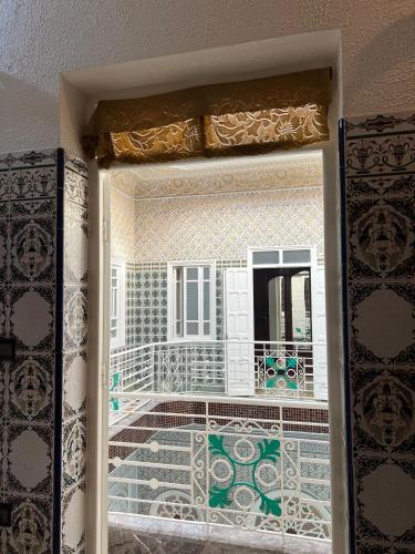 拉巴特Riad Blue Garden的透过窗户可欣赏到阳台的景色