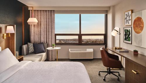 罗斯芒特Staybridge Suites Chicago O'Hare - Rosemont, an IHG Hotel的酒店客房设有床和窗户。