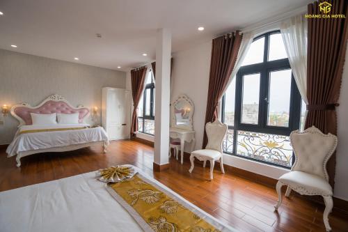 绥和市Hoàng Gia Hotel Tuy Hoà的一间大卧室,配有一张床和一个大窗户