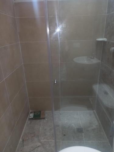 巴耶杜帕尔caribepremiumvalledupar的带淋浴、卫生间和盥洗盆的浴室