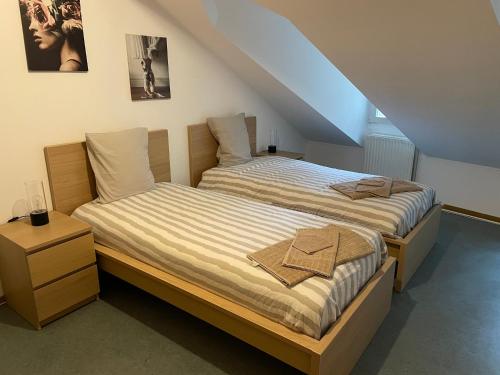 卢森堡Superbe logement à proximité du centre et du Kirchberg的一间带两张床的卧室和楼梯