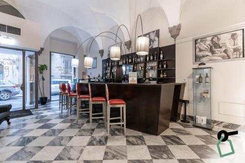 佛罗伦萨HOTIDAY Hotel Firenze Centro的一间位于餐厅内的酒吧,餐厅设有一层格子