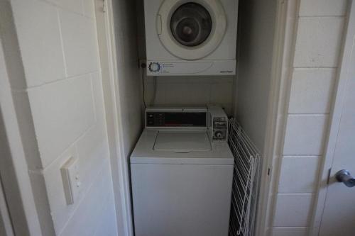 艾尔Country Ayr Motel的小房间设有洗衣机和烘干机