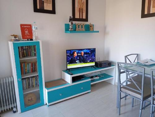 比利亚马丁Casa Joleen 2的客厅配有电视和桌子