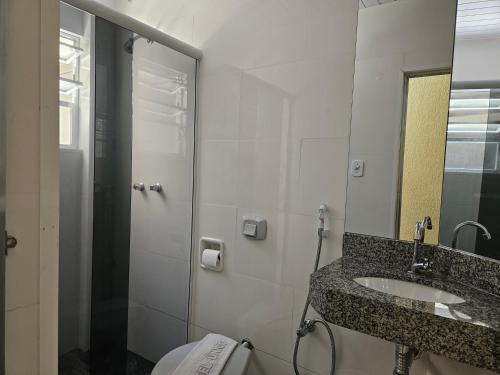 里约热内卢尤尼克酒店的一间带水槽、淋浴和卫生间的浴室