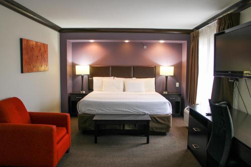 曼哈顿帕克伍德套房酒店的配有一张床和一把椅子的酒店客房