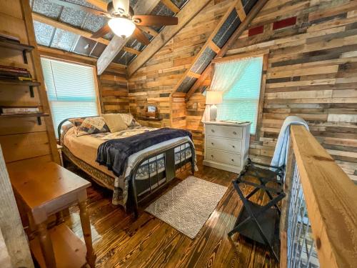 Millers CreekReddies River Retreat - New Rental 2023的小木屋内一间卧室,配有一张床