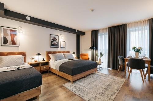 华沙ORSO Rooms & Apartments LoftAffair Collection的酒店客房配有两张床和一张书桌