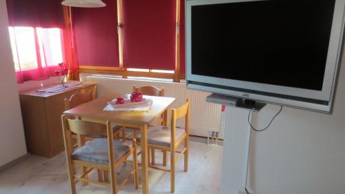 SchöfwegArberblick - b45689的客厅配有桌子和大电视