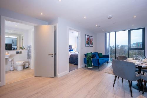 曼彻斯特City Cosy 1 bed - Perfect for Long Stays By Valore Property Services的客厅和带餐桌的用餐室