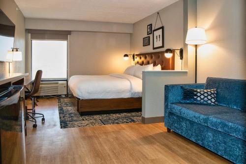 艾伦镇Four Points by Sheraton Allentown Lehigh Valley的酒店客房,配有床和沙发
