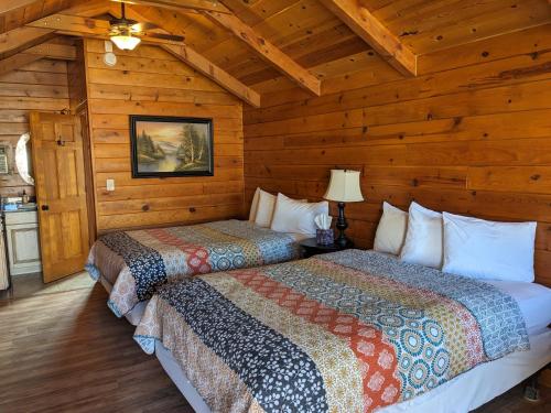佳能威尔布莱斯峡谷别墅的木墙客房的两张床
