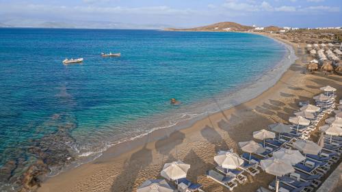 阿吉奥斯普罗科皮奥斯Liana Beach Hotel & Spa的享有海滩的空中景致,配有遮阳伞和海洋