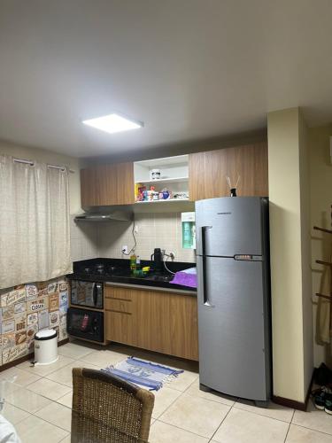 皮帕Solar pipa duplex lua cheia的厨房配有不锈钢冰箱