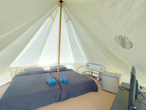 慕斯Common Camping KhaoYai的帐篷内一间卧室,配有一张床