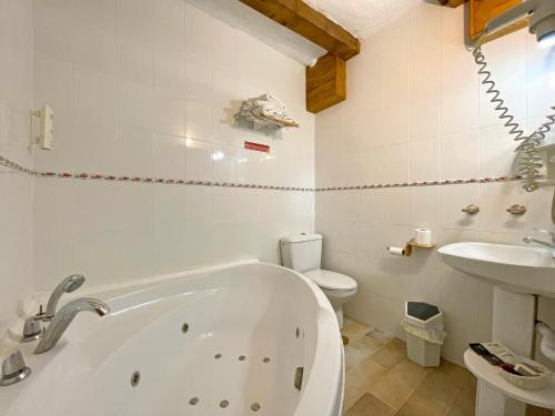 哈温萨拉斯普鲁思科尼酒店的带浴缸、卫生间和盥洗盆的浴室