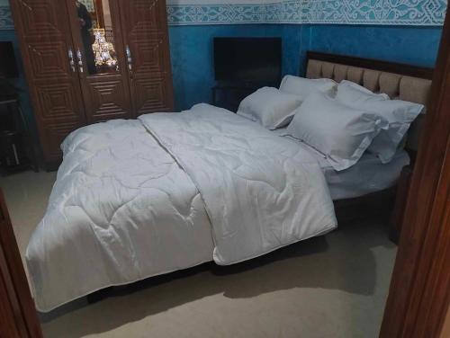 La rose des sables的一张白色大床,配有白色床单和枕头