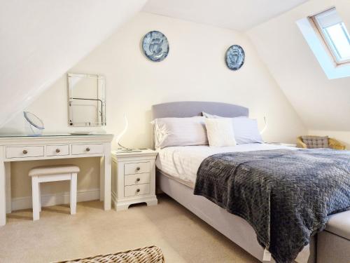 埃姆斯沃思Pears Grove - Southbourne的一间卧室配有一张床、一个梳妆台和镜子