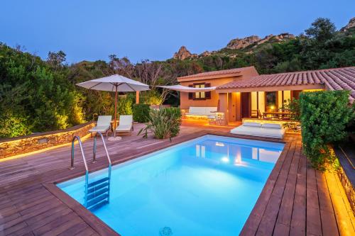 帕拉迪索海岸Costa Paradiso Resort的后院的游泳池