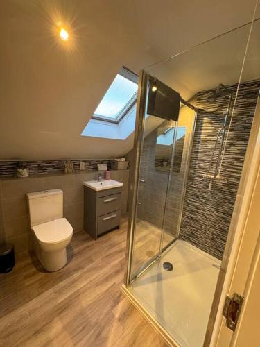LindleyBeautiful two bed home in Marsh的一间带卫生间和玻璃淋浴间的浴室