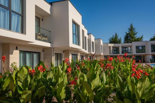 桑丹斯基Medite Spa Resort and Villas的一排公寓楼,有红花